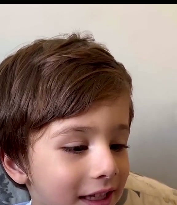 Arthur sorrindo com a mãe ao seu lado